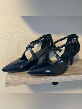 Bandolino Black Patent T-Strap Pointed Toe Pumps with Bow